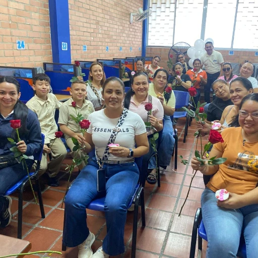Homenaje a las Madres en su día, e invitación a los padres a participar en la semana Comfaorientista